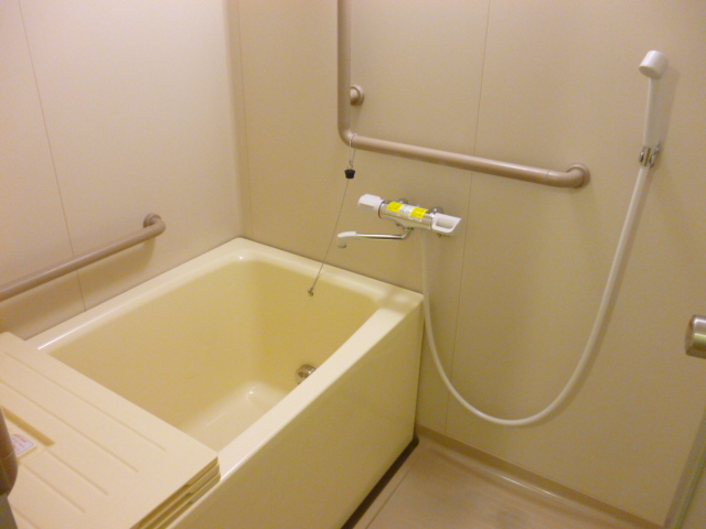 Bath. Automatic hot water Upholstery, Bathroom with add-fired function. It is a city gas