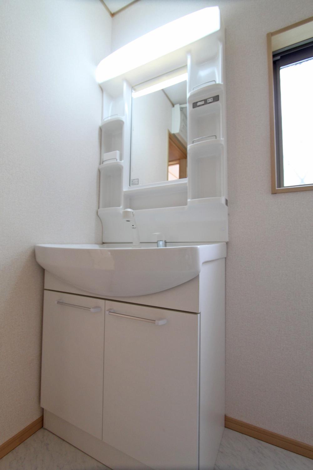 Wash basin, toilet. Room (August 2013) Shooting Bathroom vanity