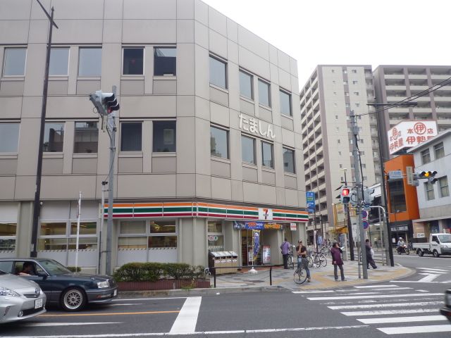 Convenience store. Seven-Eleven (convenience store) to 200m