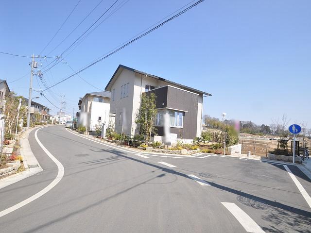 Local photos, including front road. Hachioji Horinouchi contact road situation