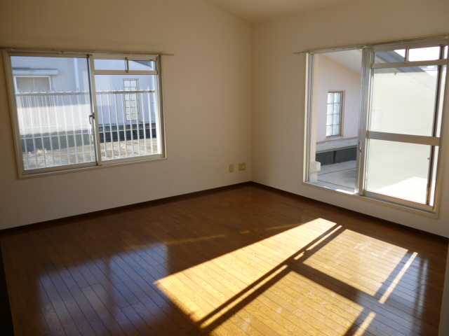 Other room space. 9.9 Pledge of two-sided lighting Western-style.  It opens onto a roof balcony