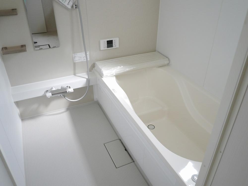 Bathroom. Barrier-free 1 pyeong type ・ Automatic hot water filling reheating with warmth
