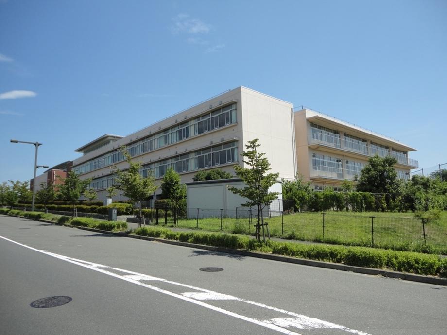 Junior high school. 680m to Hachioji City Nanakuni junior high school