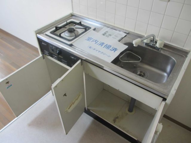 Kitchen. Gas stove equipped, There is also a cutting board space. 