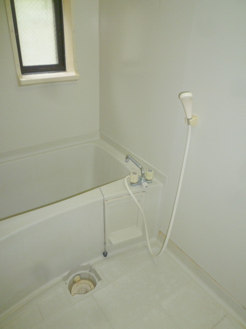 Bath. ☆ Tub with a window ☆