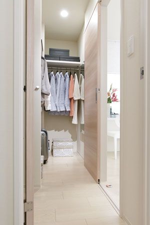 Receipt.  [Walk-through closet] By providing the entrance to the two locations of the living room and the hallway, It adopted a walk-through closet that achieves a more easy-to-use flow line. Even immediately after breakfast and after housework, Since directly from the hallway closet is available, You can change of clothes smoothly. Size of the room is, Also to enable efficient storage.  ※ 70B1, 70B1g, 70B2, 70B2g, 80G, 80H, 80I, 80J, 80K type only.