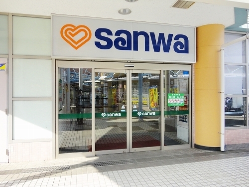 Supermarket. Super Sanwa until the (super) 650m