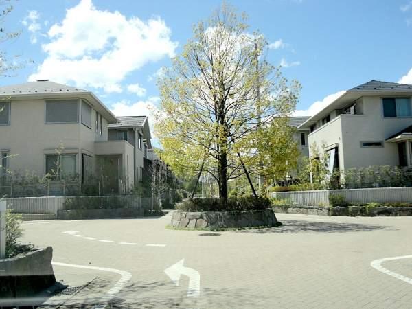 Streets around. It is the intersection of 170m roundabout until the streets of chiffon of hill