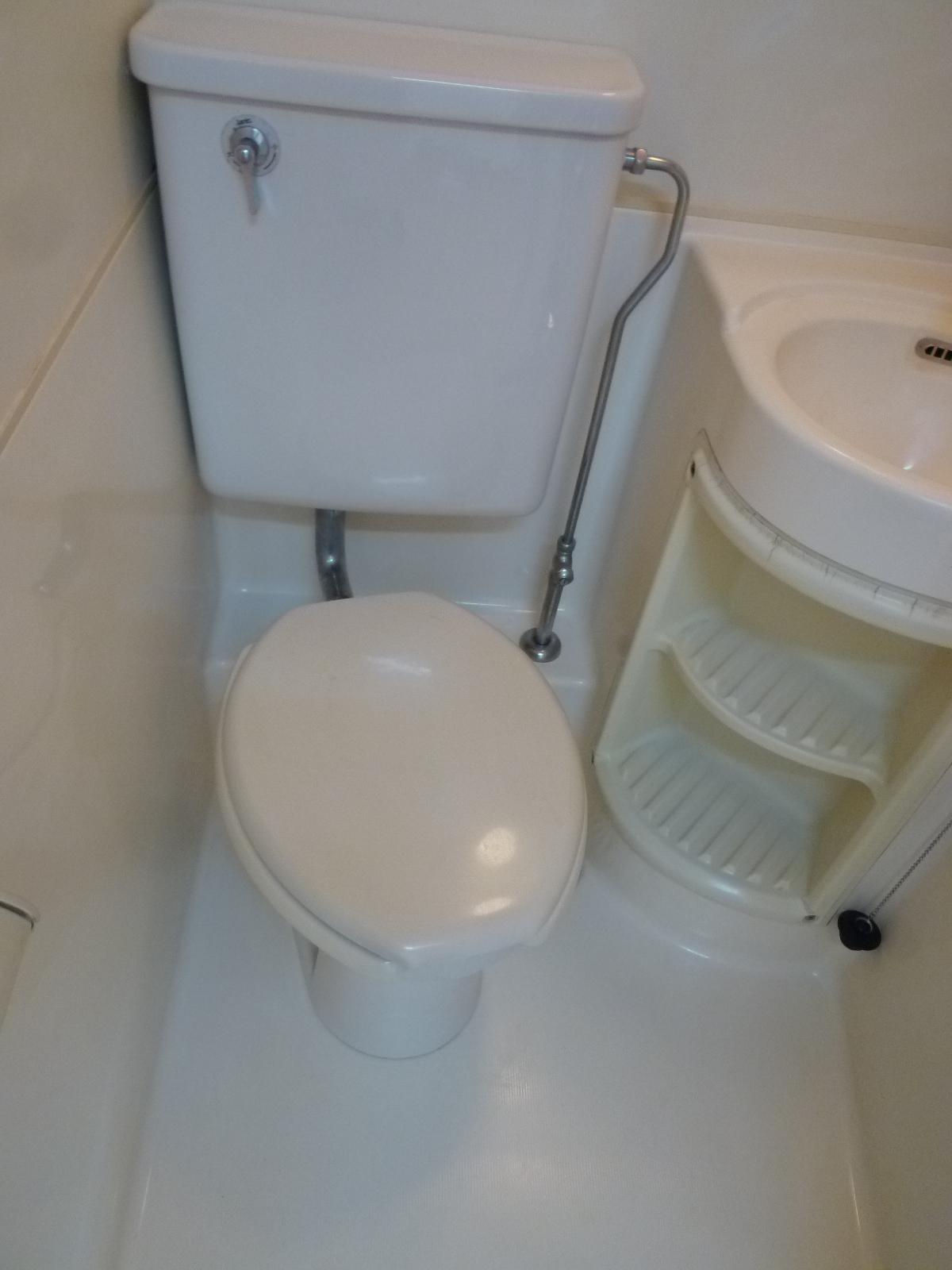 Toilet. 3-point unit has the advantage of easy to clean! 