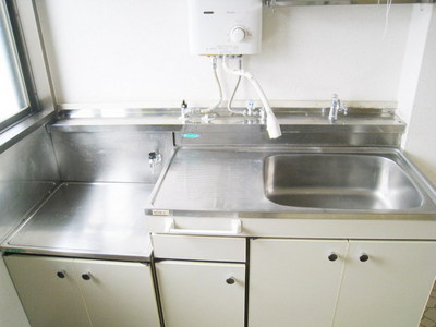 Kitchen. Two-burner gas stove installation Allowed Kitchen ・ Sink is also large