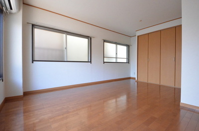 Living and room. ☆ Bright living room with two-sided lighting ☆
