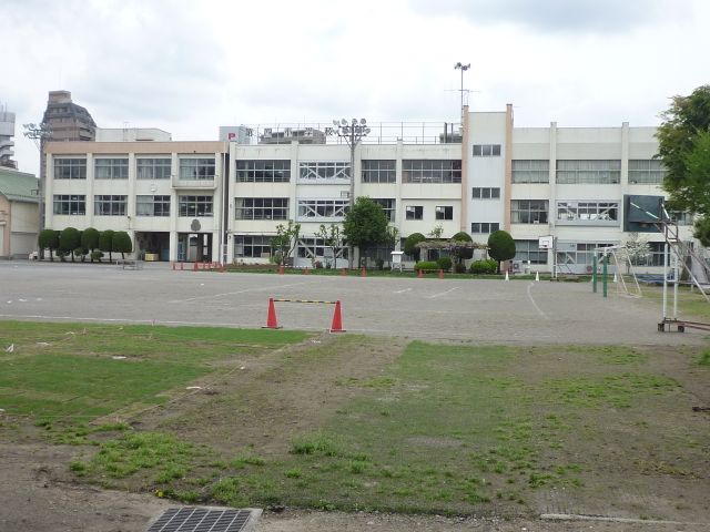 Primary school. Municipal fourth elementary school to (elementary school) 760m