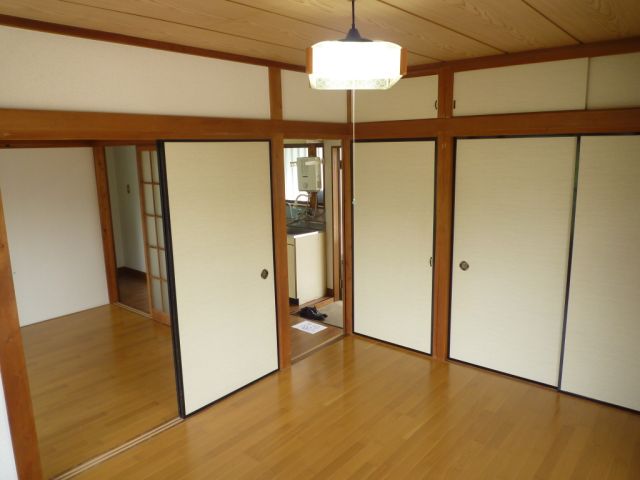 Living and room. The rooms are all Shitsuminami facing flooring