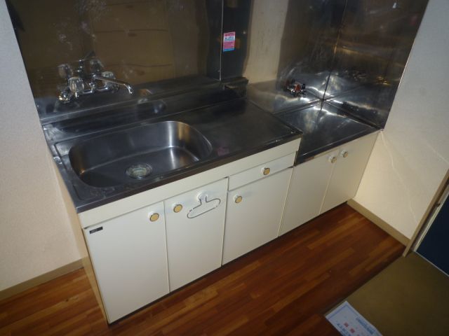 Kitchen. Two-burner gas stove can be installed