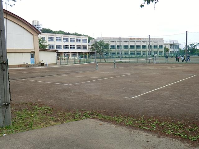 Junior high school. 490m until Kawaguchi junior high school