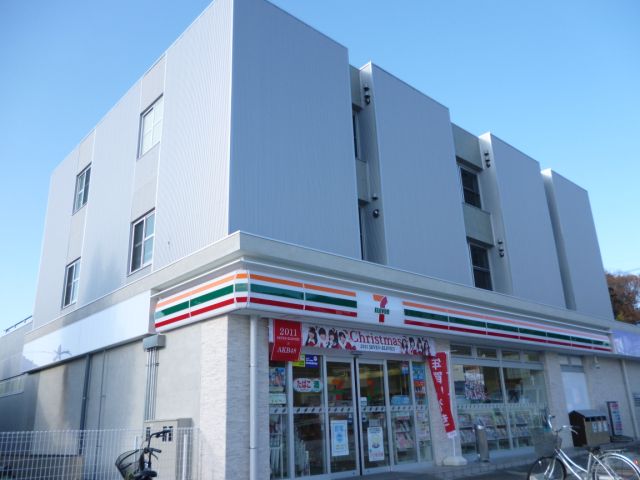 Convenience store. 670m to Seven-Eleven (convenience store)