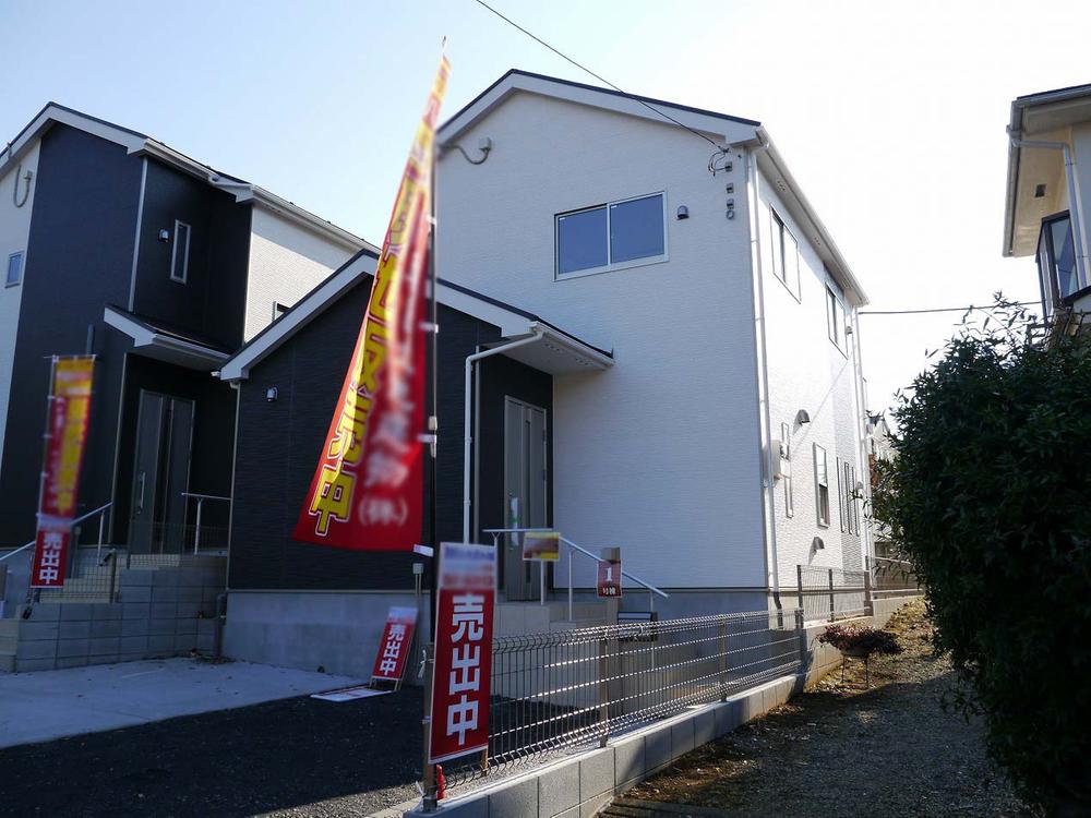Local appearance photo. Is also a good many living environment also commercial facilities around in a quiet residential area of ​​Takao Station 8-minute walk. Solar power generation systems equipped with housing.