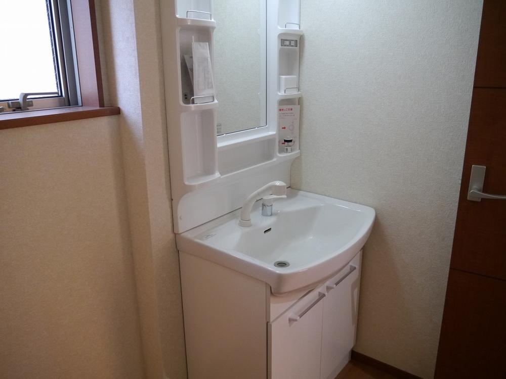 Wash basin, toilet