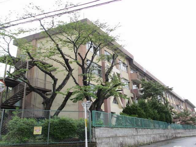 Junior high school. Municipal Kunugida until junior high school (junior high school) 380m