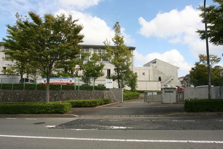 Junior high school. Municipal Minamino until junior high school 1350m