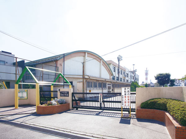 Surrounding environment. The fourth elementary school (about 460m ・ 6-minute walk)