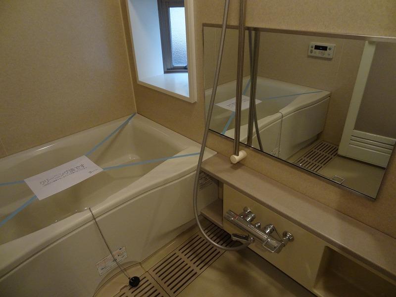 Bathroom. With Western-style drying function