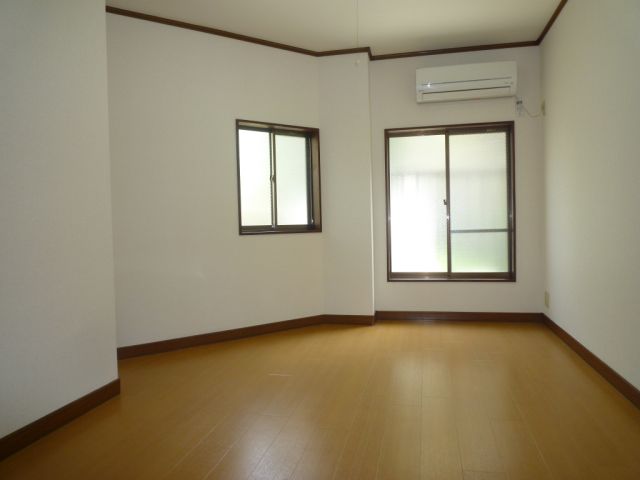 Living and room. 8 Pledge of Spacious room