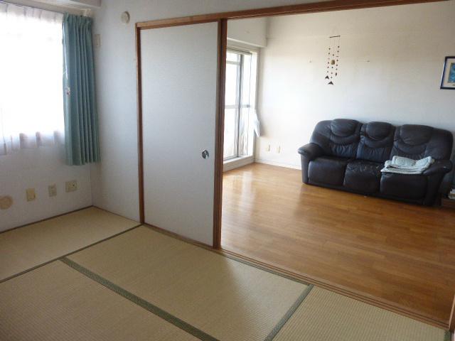 Non-living room. Living from Japanese-style direction