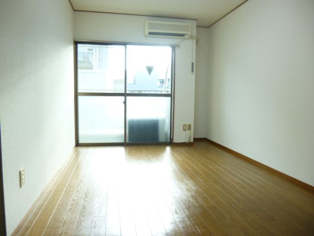 Living and room. top floor ・ It is a corner room. 