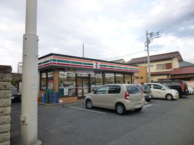 Convenience store. 330m to Seven-Eleven (convenience store)