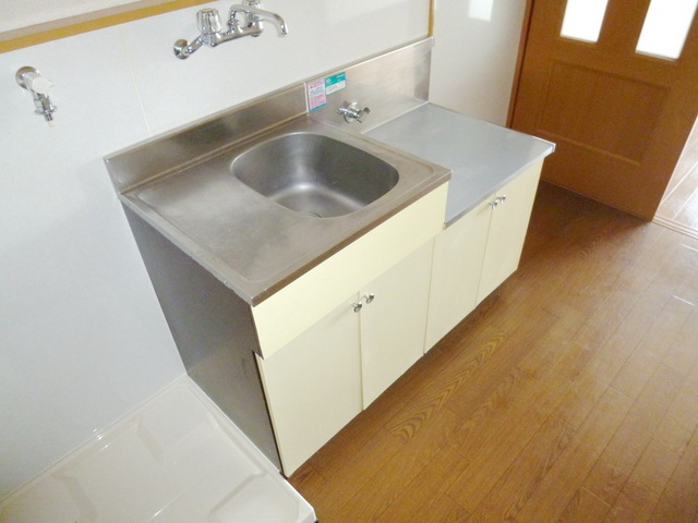 Kitchen. Gas stove 2 burners installed Allowed