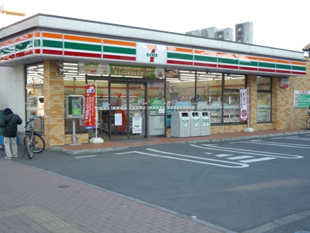 Convenience store. 150m to Seven-Eleven (convenience store)