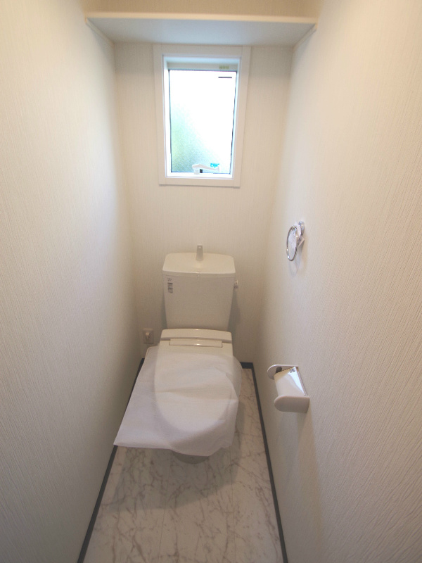 Toilet. Same building, It will be photos of the floor plan of the room. (image)