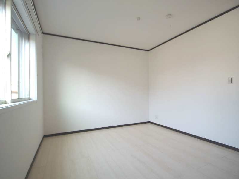 Other room space. Same building, It will be photos of the floor plan of the room. (image)