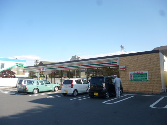 Convenience store. 230m to Seven-Eleven (convenience store)