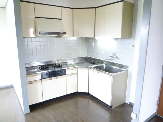 Kitchen. Increasing and the efficiency of cooking with L-shaped kitchen.