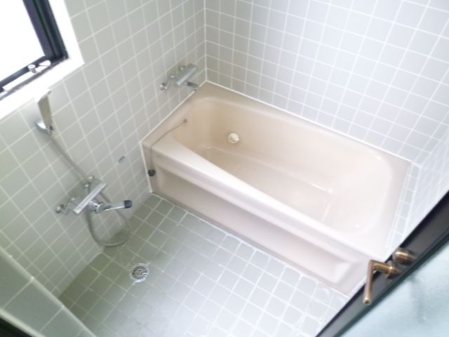 Bath. Large bath attractive ・ You can ventilation even with small window