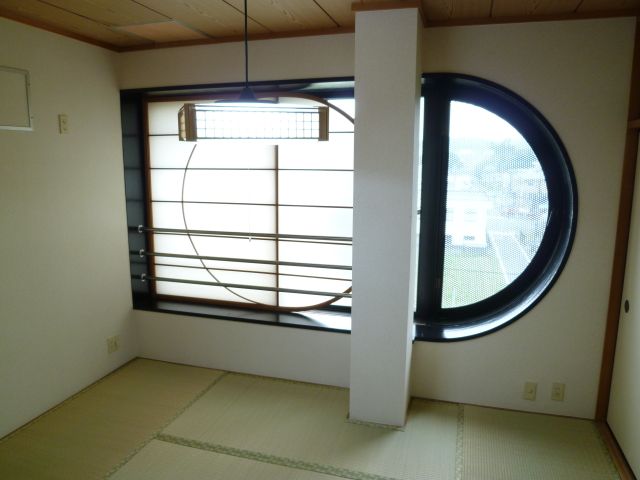 Living and room. Sunny because there is a Japanese-style south-facing window