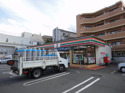 Convenience store. 632m to Seven-Eleven (convenience store)