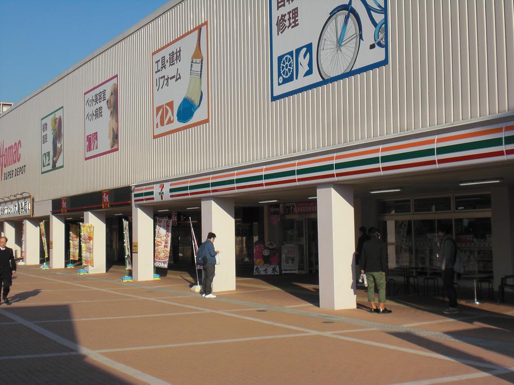 station. They are lined up convenience stores and food chain stores in the square in front of the station. 