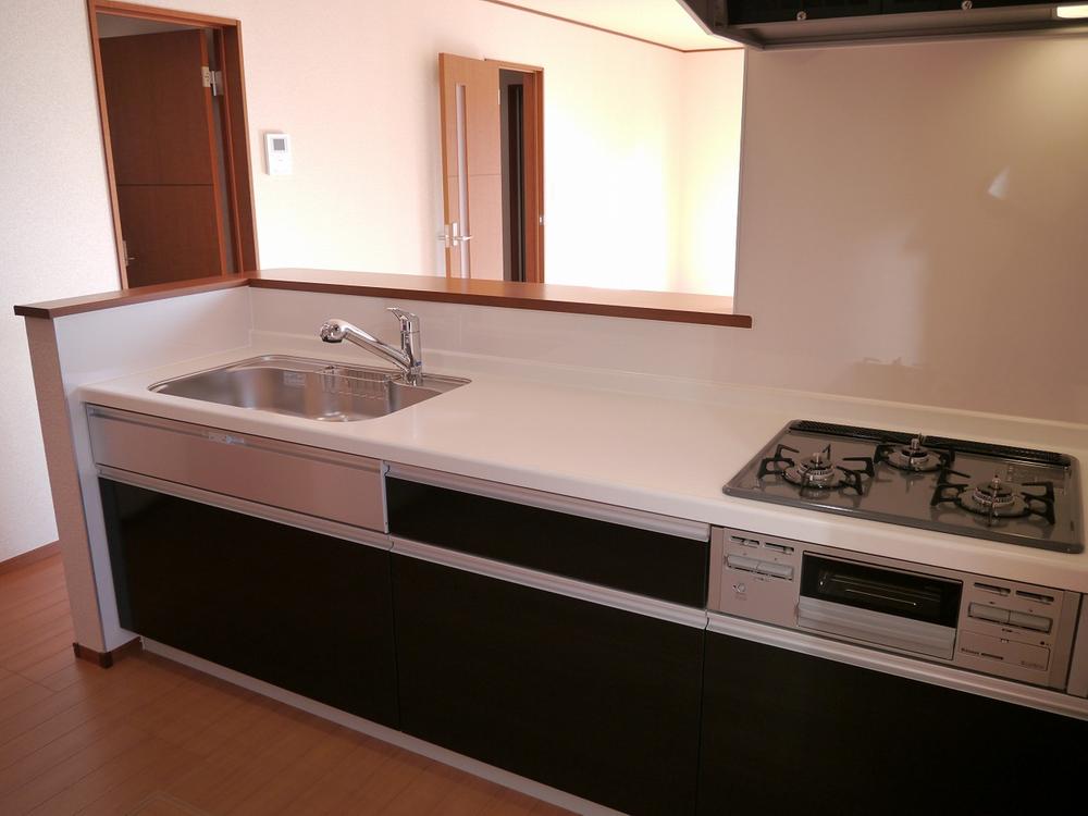 Kitchen. Stainless steel worktop ・ Glass top stove system Kitchen