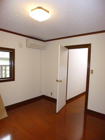 Other room space. Western-style is about 7.1 Pledge. Air conditioning ・ With lighting equipment