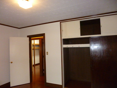 Other room space. Western-style is about 8 pledge. Air conditioning ・ With lighting equipment. 
