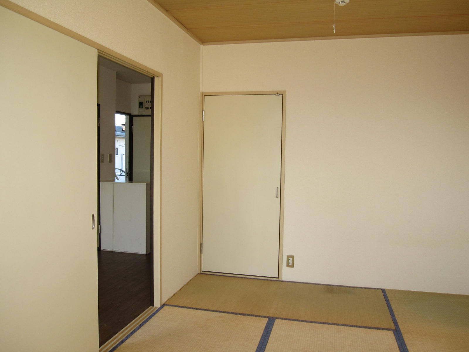 Living and room. Tatami will be replaced before occupancy.