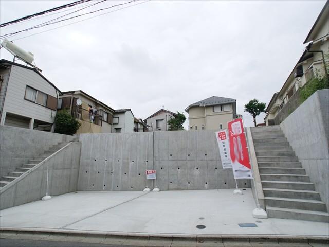 Local photos, including front road. "Hibarigaoka" station walk 11 minutes of good location. It is a quiet residential area. 