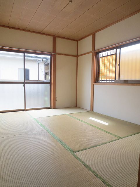 Living and room. Tatami feel calm