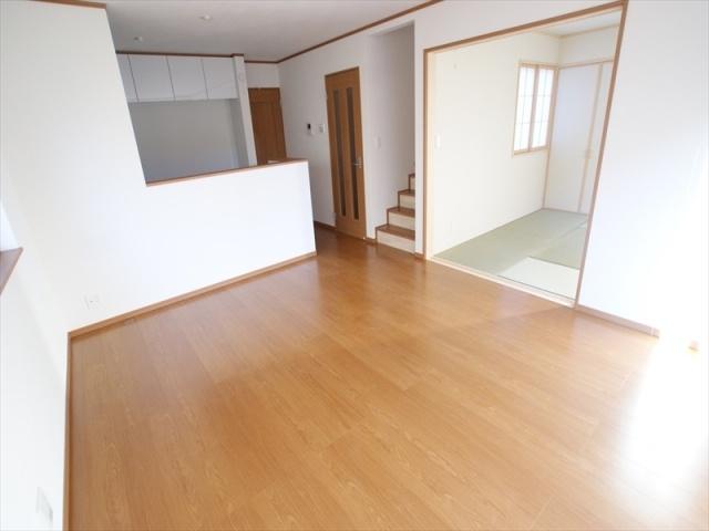 Living. Japanese-style room is adjacent, There is a sense of openness
