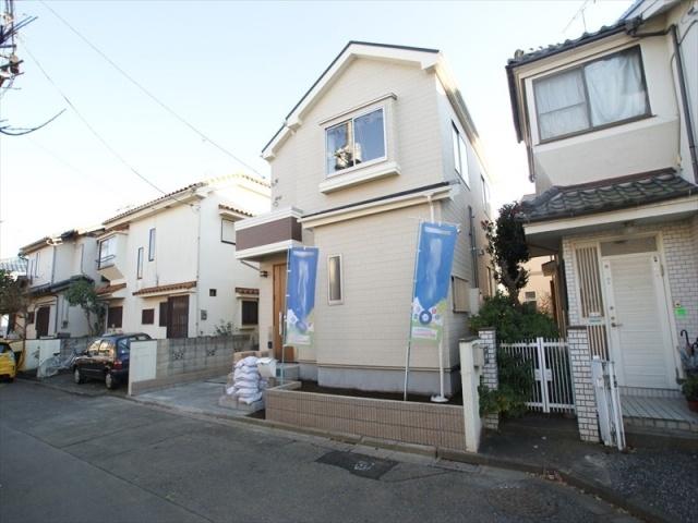 Local photos, including front road. The front is a spacious 5m road