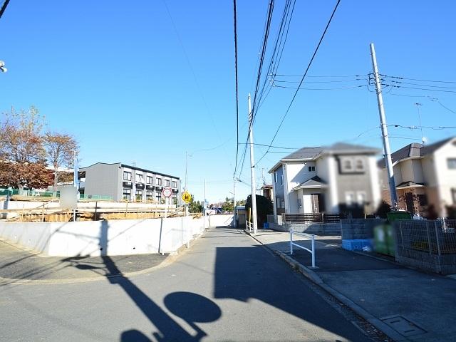 Local photos, including front road. 2-chome, contact road situation Higashikurume Asama-cho 2013 / 11 / 29 shooting