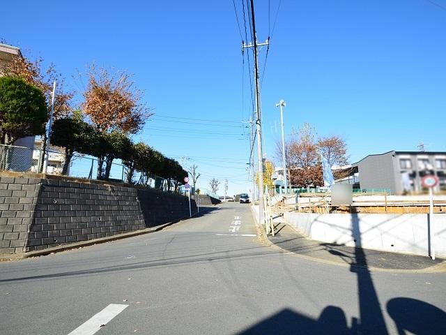 Local photos, including front road. 2-chome, contact road situation Higashikurume Asama-cho 2013 / 11 / 29 shooting